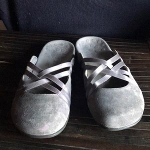 🚨B2G1 VIONIC Gray Purple Tint Suede Slip On Sandals
